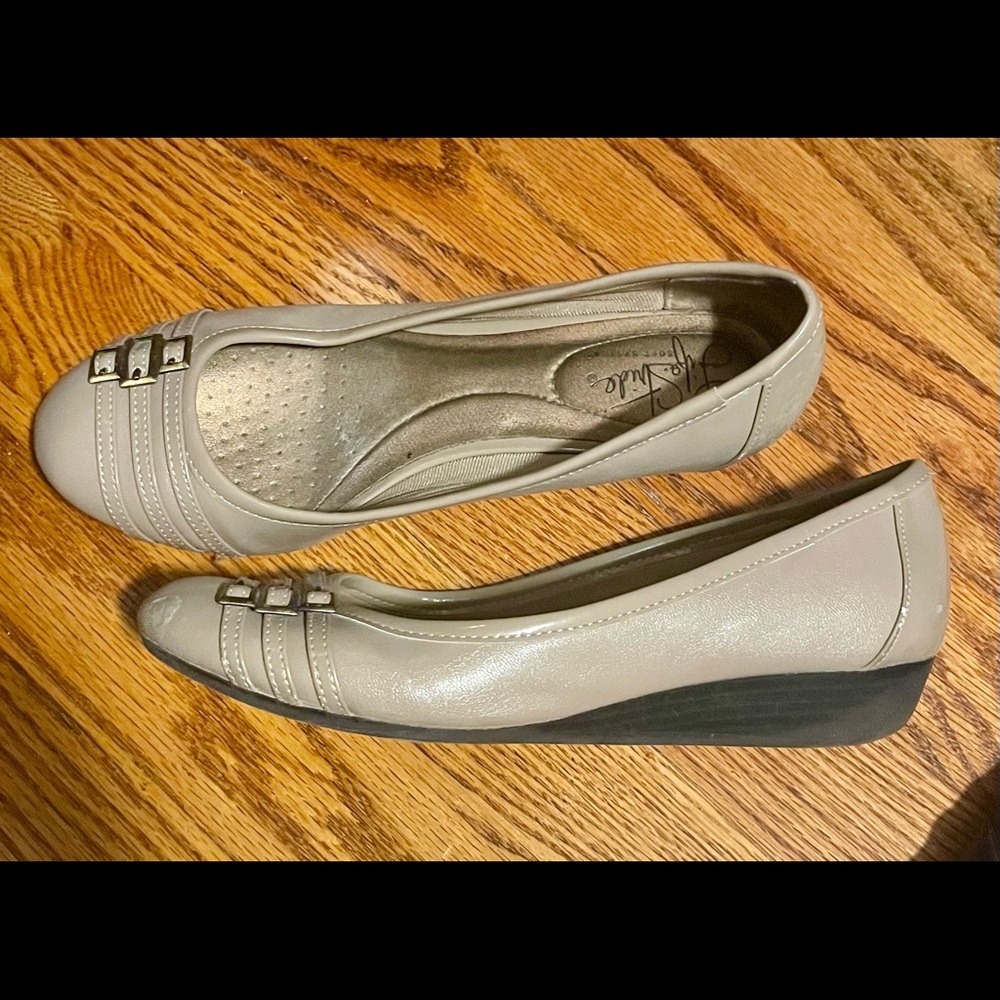 LifeStride Flats Beige Size 6.5 Great Condition!